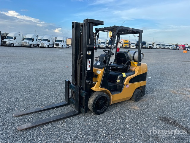 2006 Cat C6000 5750 lb Pneumatic Tire Forklift