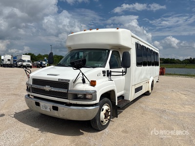 2004 Chevrolet C5500 4x2 28-Seat Crew Carrier Bus