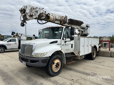 2005 International 4300 4x2 掘削用デリックトラック