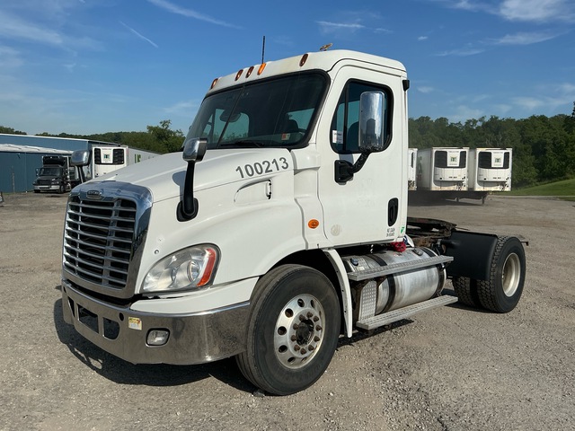 2013 Freightliner Cascadia 113 4x2 S/A Day Cab Truck Tractor