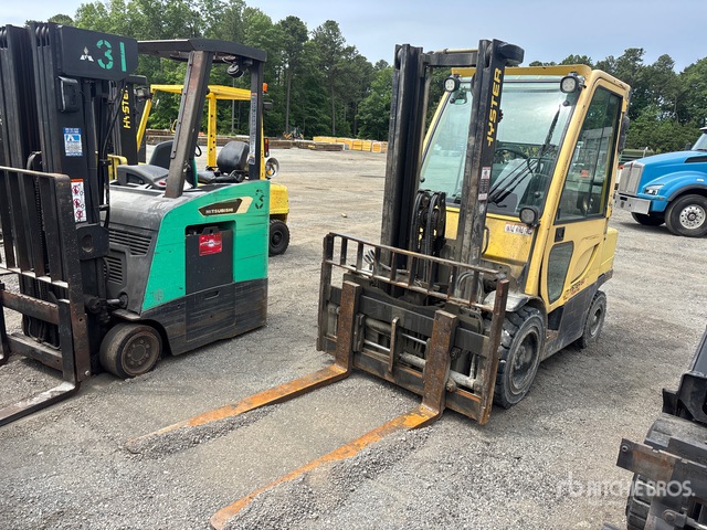 Hyster E60Z 5250 lb Pneumatic Tire Forklift (Inoperable)