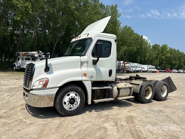 1FUJGEDV6JLJM4048 2018 photo no. 1