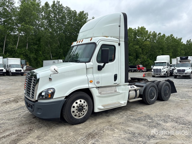 2019 Freightliner Cascadia 125 6x4 T/A Day Cab Truck Tractor