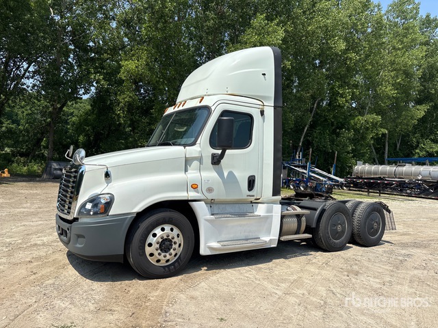 2019 Freightliner Cascadia 125 6x4 T/A Day Cab Truck Tractor