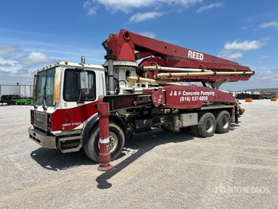 2004 Waitzinger THP 130/37 120 ft on 2004 Mack LT9500 6x4 Concrete Pump Truck