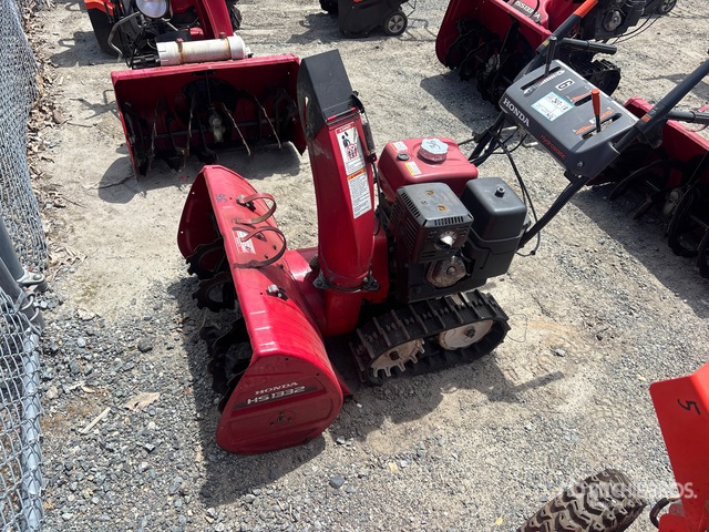 Honda HS1332 34 in Tracked Snow Blower