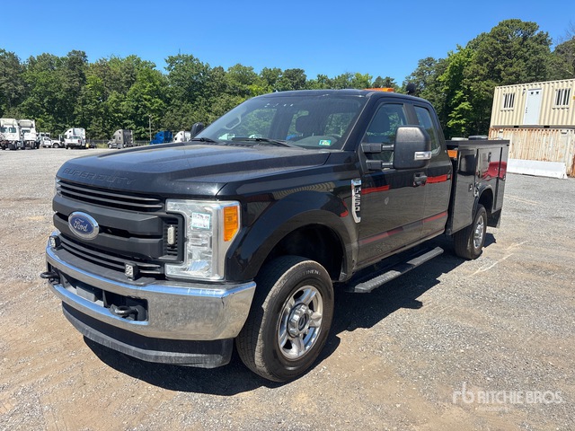2017 Ford F-250 4x4 Extended Cab Utility Truck