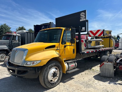 2013 International 4300 4x2 平台トラック