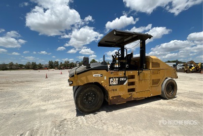 2014 Cat CW34 8 Wheel Pneumatic Roller