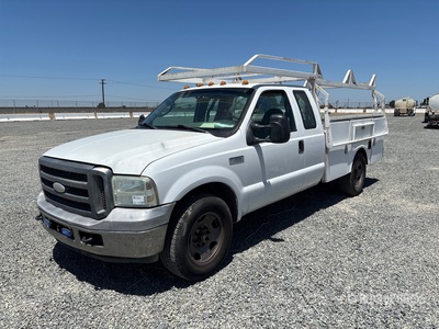 2005 Ford F-350 4x2 Extended Cab Utility Truck