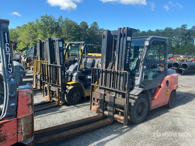 2019 Toyota 8FD45U 9300 lb Pneumatic Tire Forklift