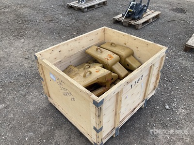 Quantity of (10) Strickland Excavator Bucket Adaptor Varios, accesorio para excavadora - Fits Cat J700 (Unused)