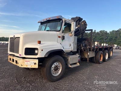 2004 Hiab 13890 lb Knuckle Boom on 2004 International 5600i 8x4 Camión Grúa