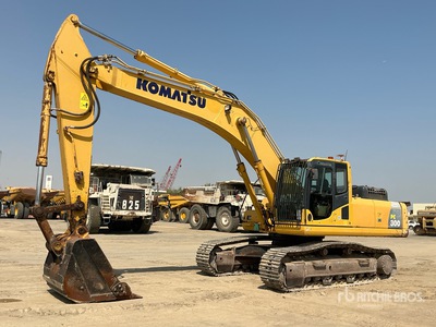 2015 Komatsu PC300-8M0 油圧ショベル