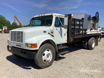 1999 International 4700 4x2 Vacuum Tanker Truck