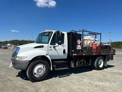 2003 International 4300 4x2 燃料および潤滑油トラック