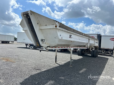2009 Manac 38 ft T/A Frameless Remolque banera