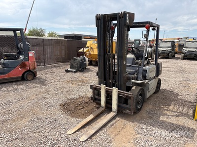 1994 Komatsu FG25 3700 lb Pneumatic Tire Forklift