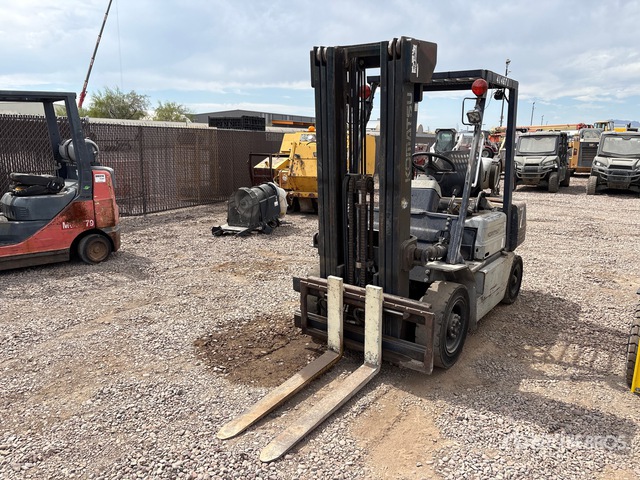 1994 Komatsu FG25 3700 lb Pneumatic Tire Forklift