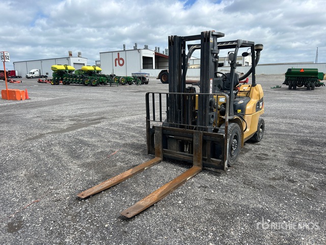 2020 Cat DP40N 7350 lb Pneumatic Tire Forklift