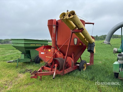 New Holland 352 Feed Mixer