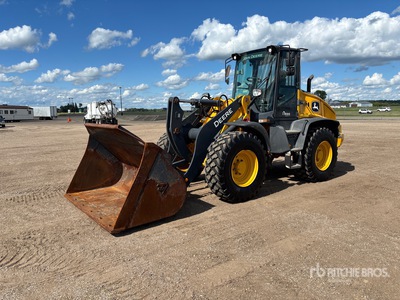 2023 John Deere 344L Chargeuse sur pneus
