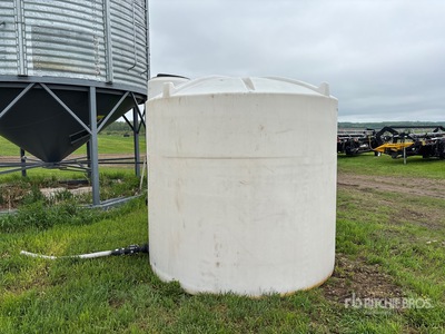 Polywest 1600 gal Poly タンク