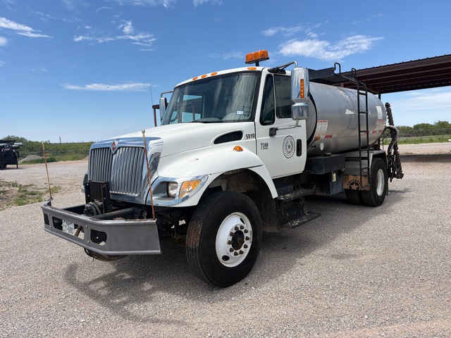 2006 Rosco Maximizer 2 1800 gal on 2007 International 7300 4x2 Asphalt Distributor Truck