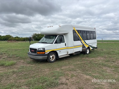 2010 GMC Savana 4500 4x2 15-Seat Mini Bus