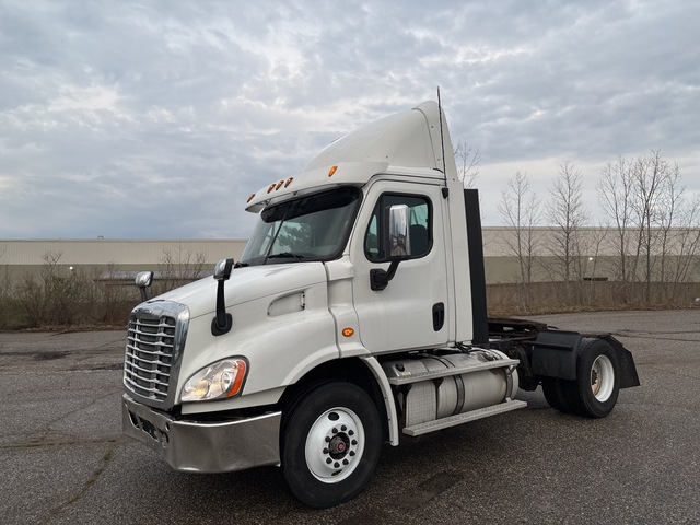 2014 Freightliner Cascadia 113 4x2 S/A Day Cab Truck Tractor