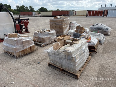 Quantity of (9) Pallets of Reflective Signs & Reflectors 交通制御