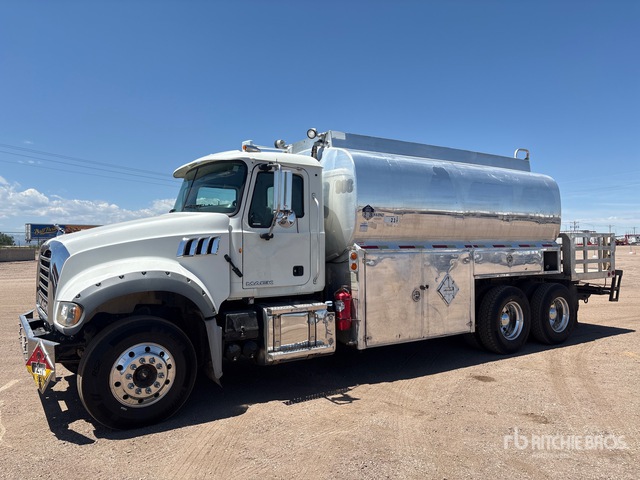 2014 Mack GU713 3400 gal 6x4 Fuel Truck