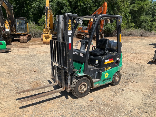 2016 Yale GL0030VXNRAE084 2850 lb Pneumatic Tire Forklift