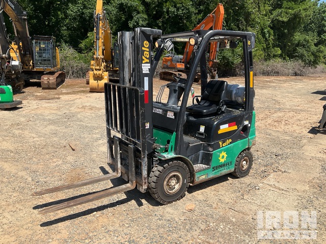 2016 Yale GL0030VXNRAE084 2850 lb Pneumatic Tire Forklift