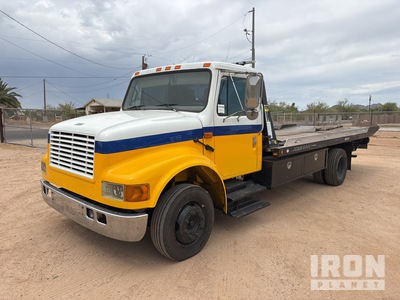 1999 International 4700 4x2 شاحنة سحب مسطحة