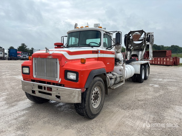2001 Mack RD690S 6x4 Mixer Truck