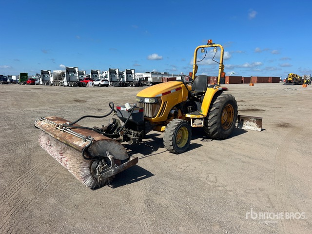 2006 John Deere 4320 Broom Tractor
