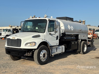 Etnyre 2000 gal on 2009 Freightliner M2 106 4x2 アスファルト運搬トラック
