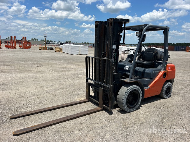 2019 Toyota 8FGU30 4900 lb Pneumatic Tire Forklift