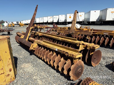 International Harvester Semi-Mount Tandem 21 ft Disc Harrow