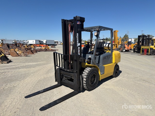 Komatsu FG45T2-7 9500 lb Pneumatic Tire Forklift