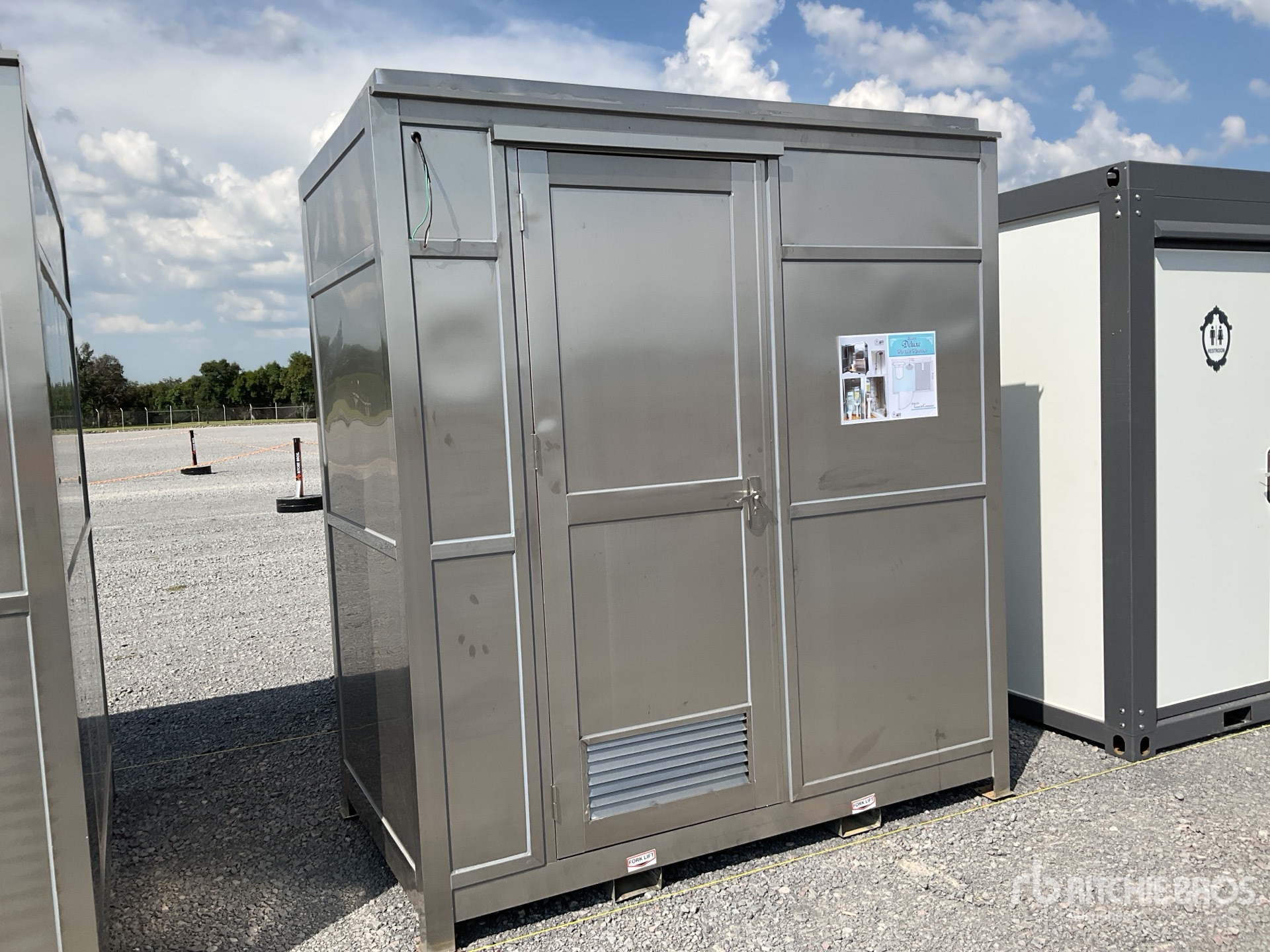 2026 Austin SPA2212S 7 ft 4 in x 2 ft 1 in 1 Person Skid-Mounted Baño Portatil (Sin Usar) / Portable Toilet (Unused)