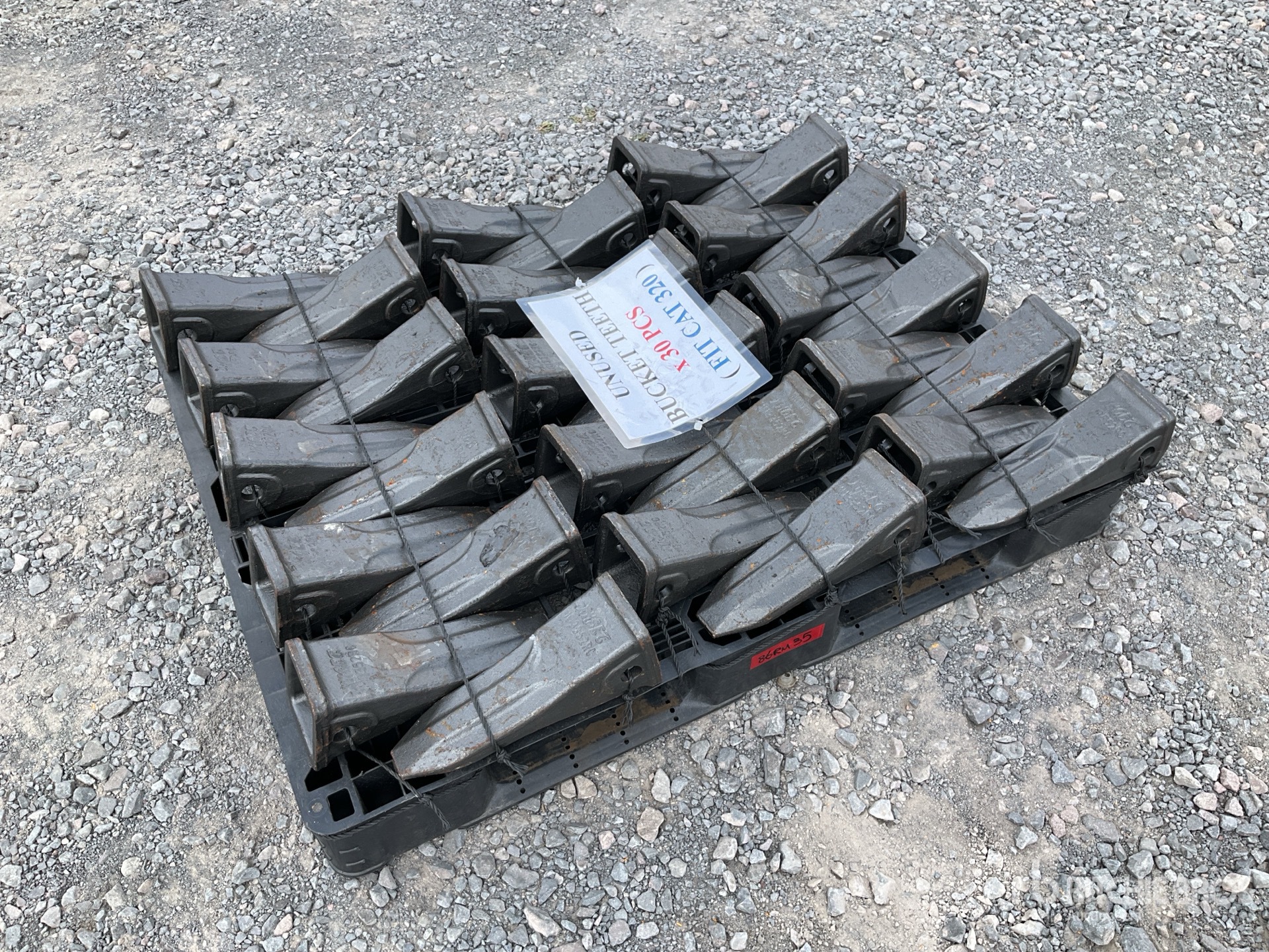 Quantity of (30) 2026 Lote de Puntas para Cucharon (Sin Usar) / Bucket Teeth - Fits Cat 320 (Unused)