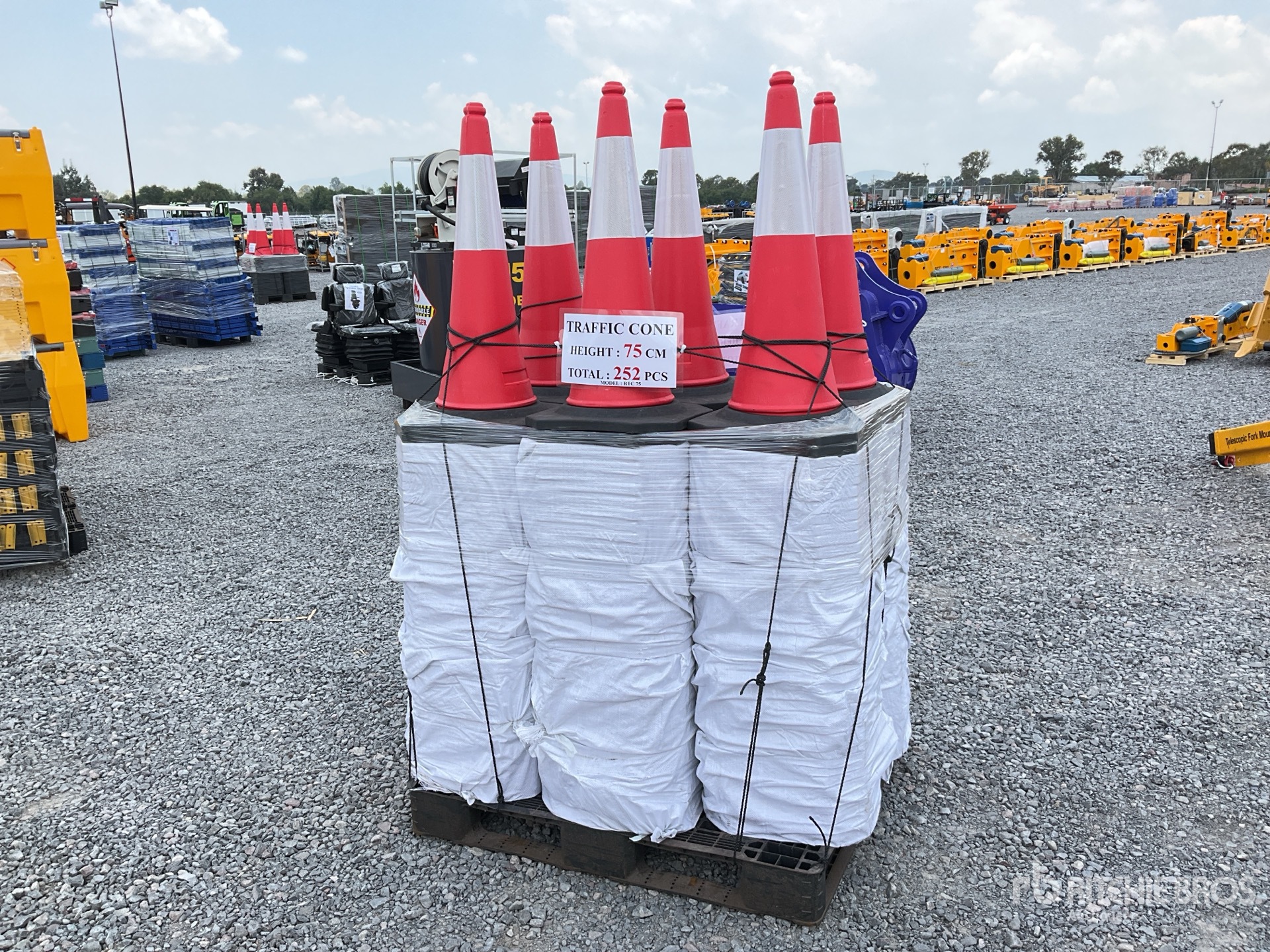 Quantity of (252) 2026 RTC75 Conos para Trafico (Sin Usar) / Traffic Cones (Unused)