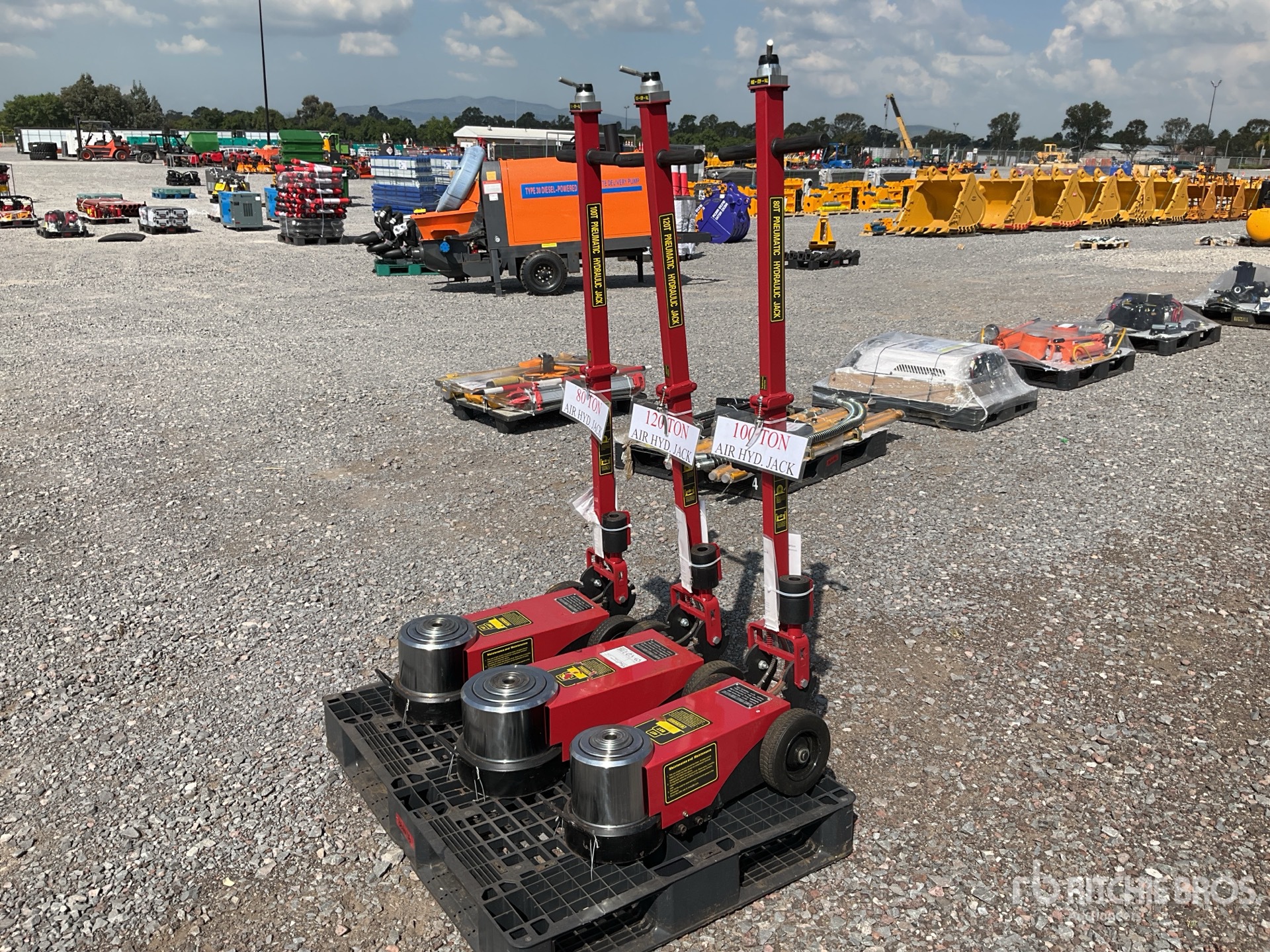 Quantity of (3) 2026 AFJ SET Lote de Gatos de Patin (Sin Usar) / Air Floor Jack (Unused)