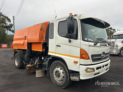 Johnston 600 Series on 2004 Hino FG16 Veegwagen