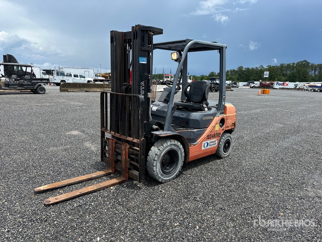 2015 Toyota 8FDU25 4650 lb Pneumatic Tire Forklift