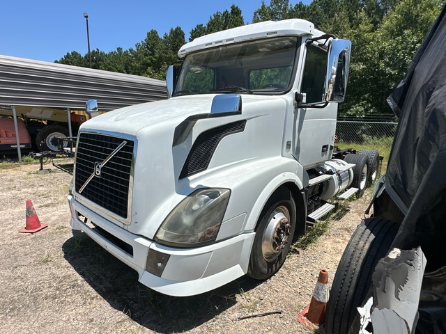 2014 Volvo VNL 6x4 T/A Day Cab Truck Tractor 2014 Volvo VNL 6x4 T/A Day Cab Truck Tractor