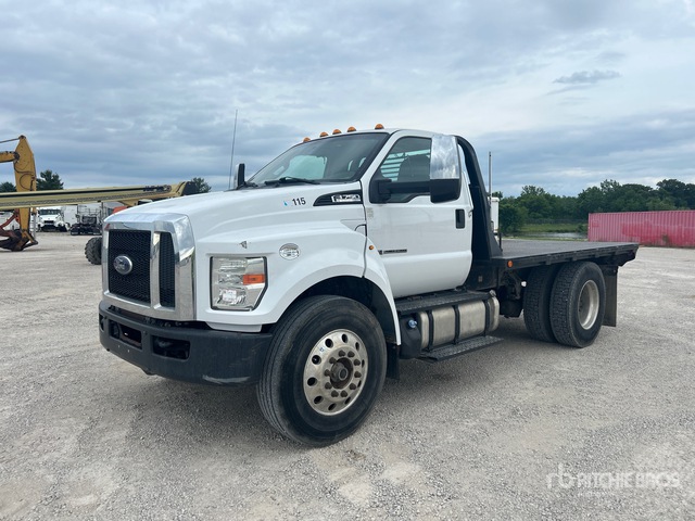 2016 Ford F-750 4x2 Flatbed Truck
