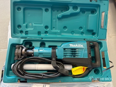 Quantity of (2) Makita HM1307CB Electric Démolisseur
